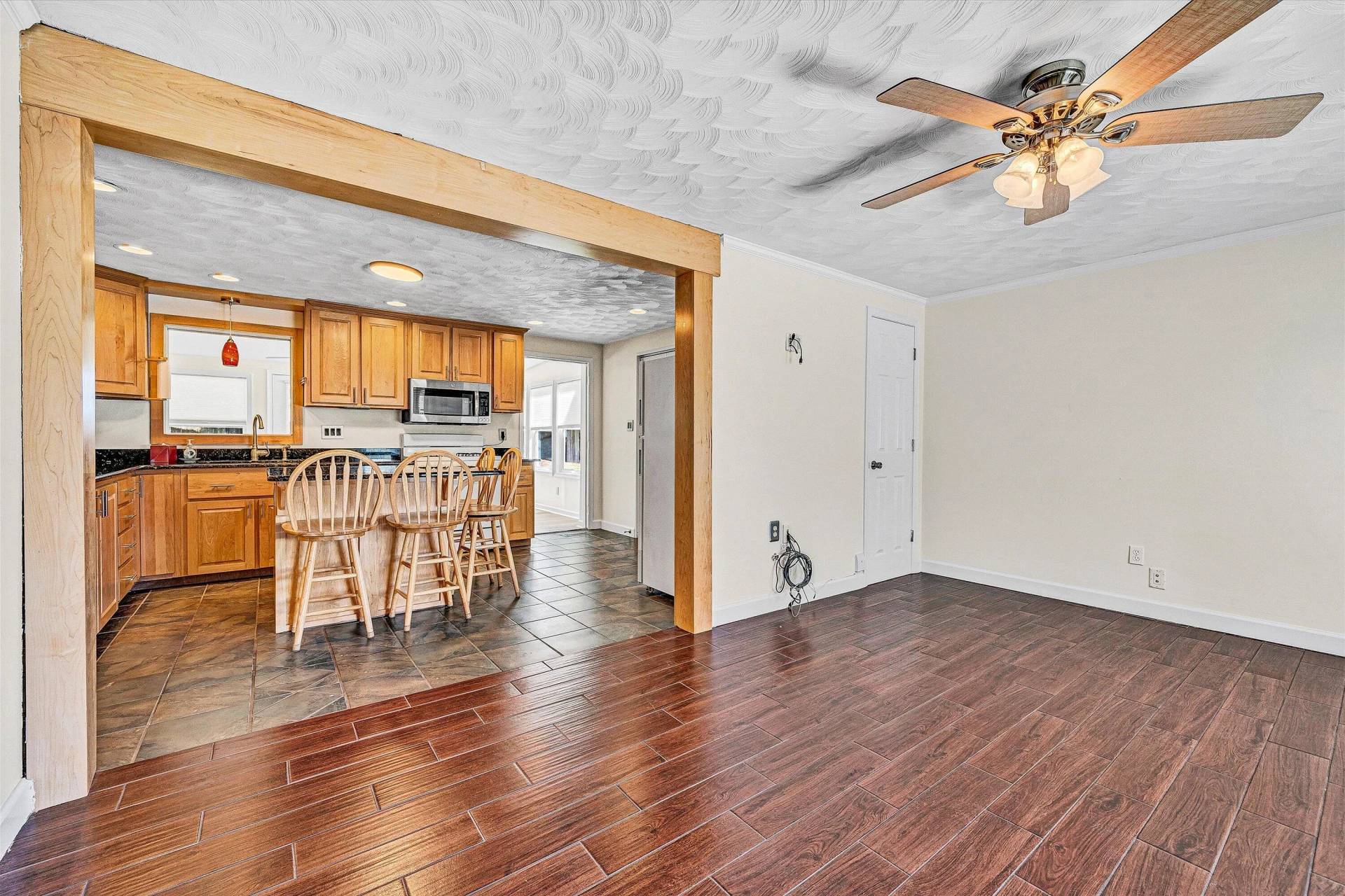 1445 GRATTON ST - Photo 5