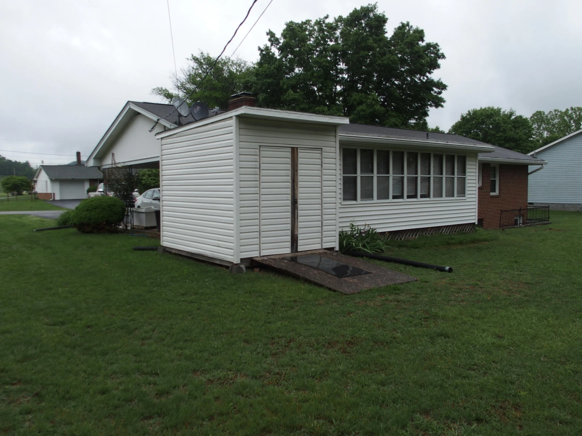 107 LILAC DR - Photo 3