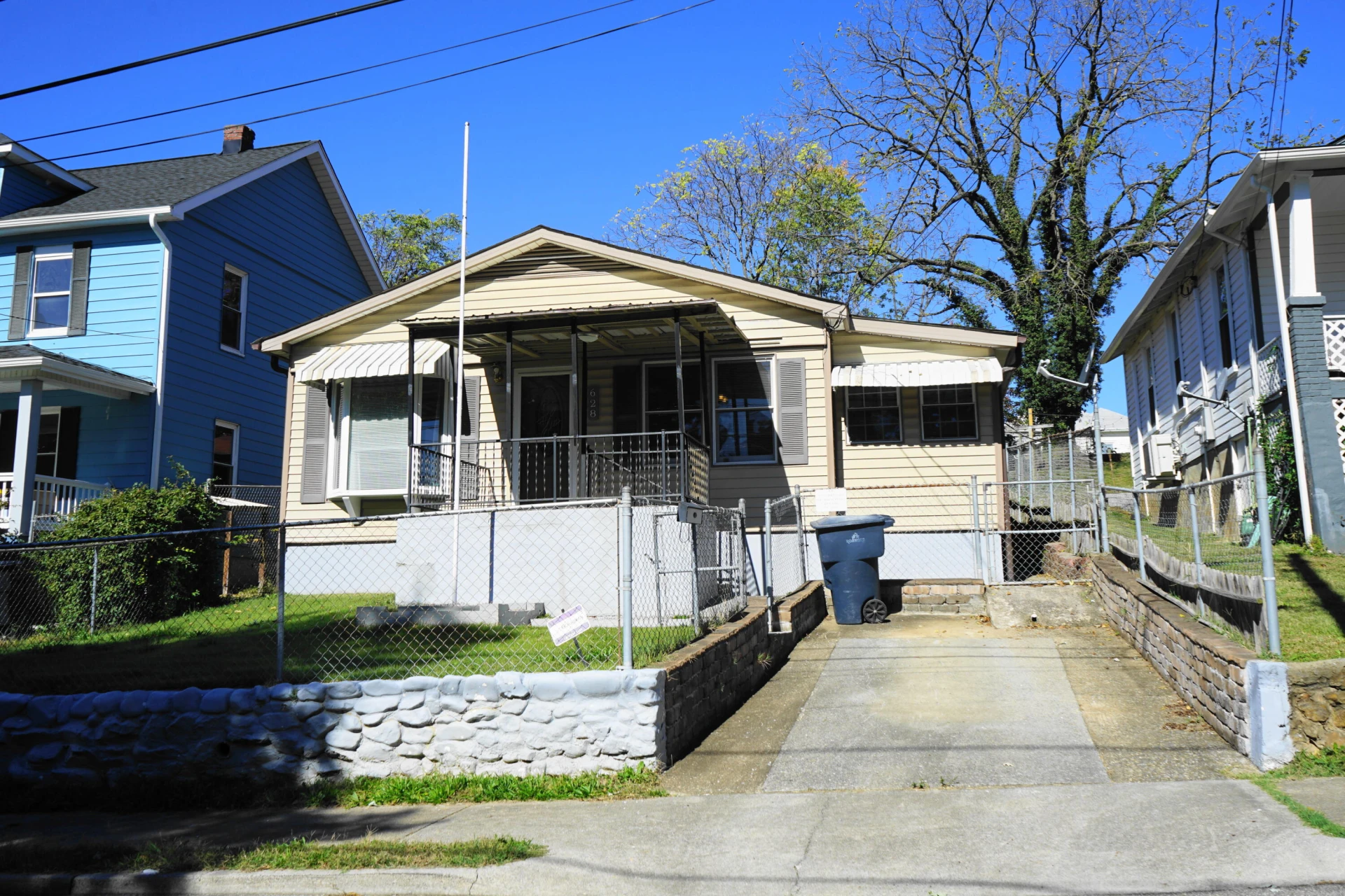 628 Montrose AVE SE - Photo 2