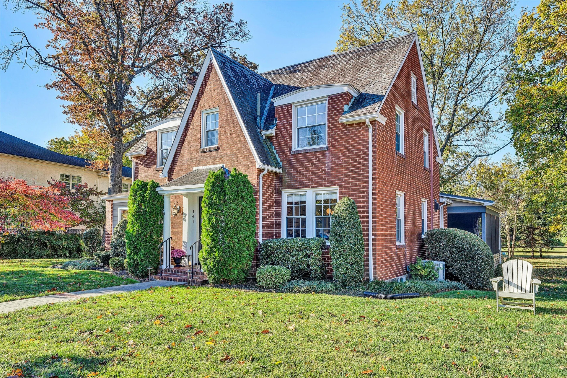 141 Lewis AVE - Photo 2