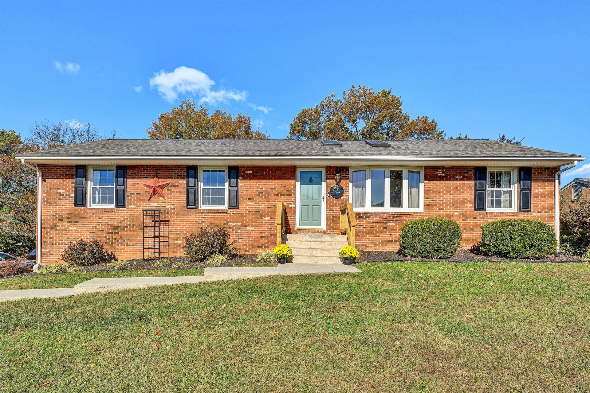 5068 JONATHAN LN - Photo 2