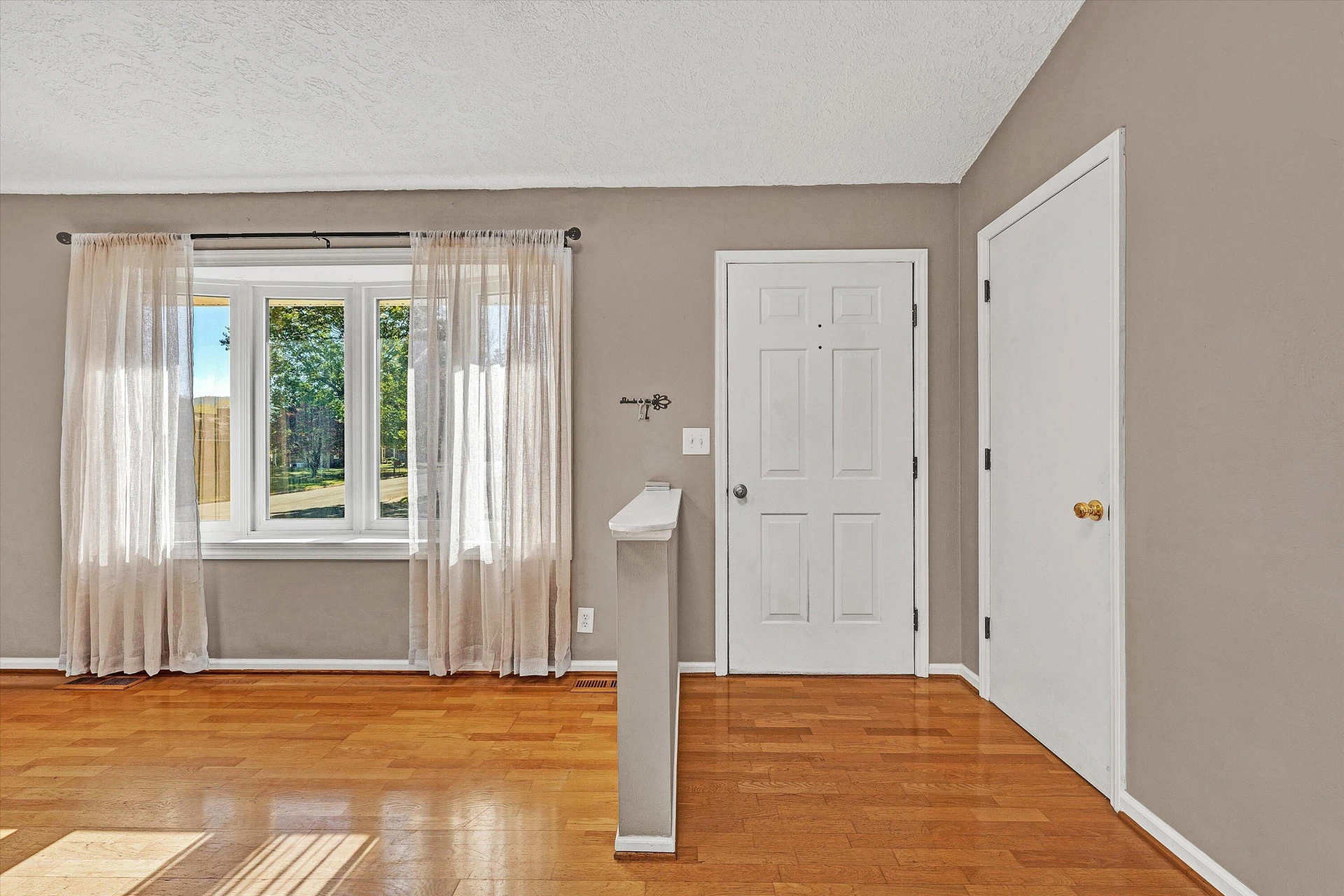 5068 JONATHAN LN - Photo 6