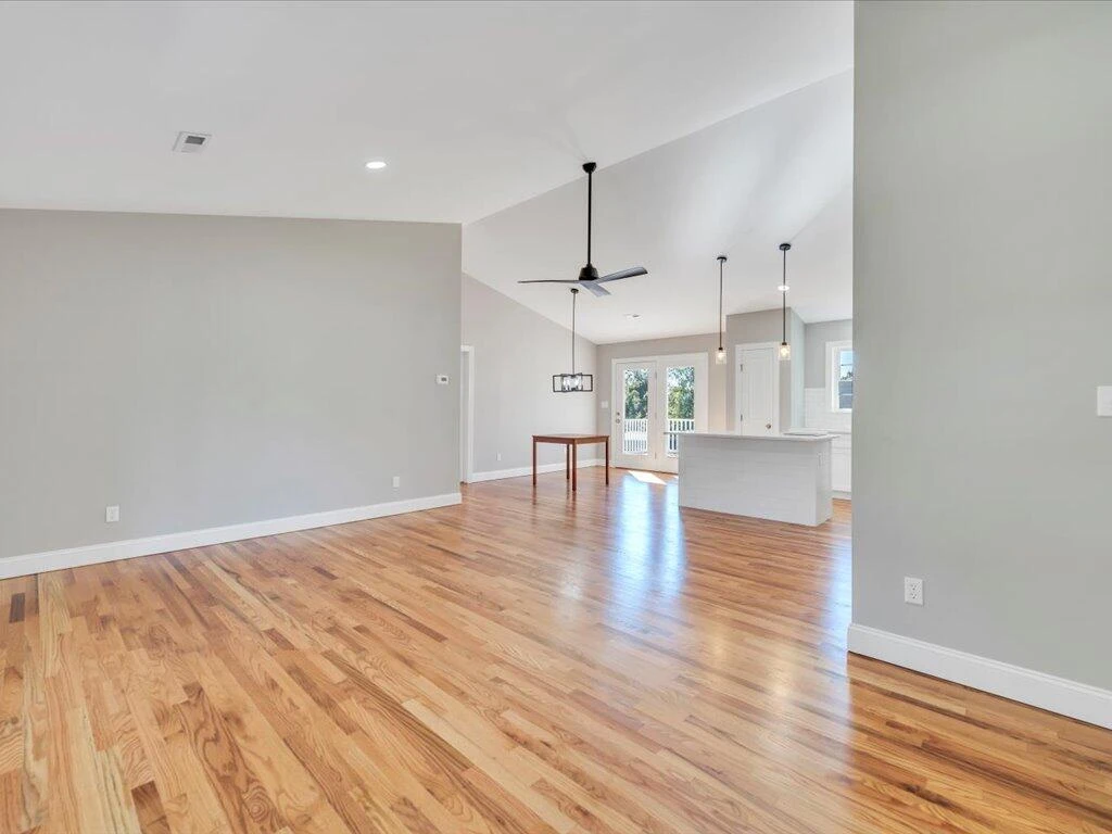 1100 Oakgrove AVE - Photo 2