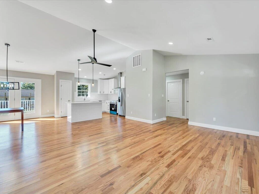 1100 Oakgrove AVE - Photo 4