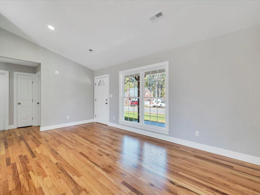 1100 Oakgrove AVE - Photo 5