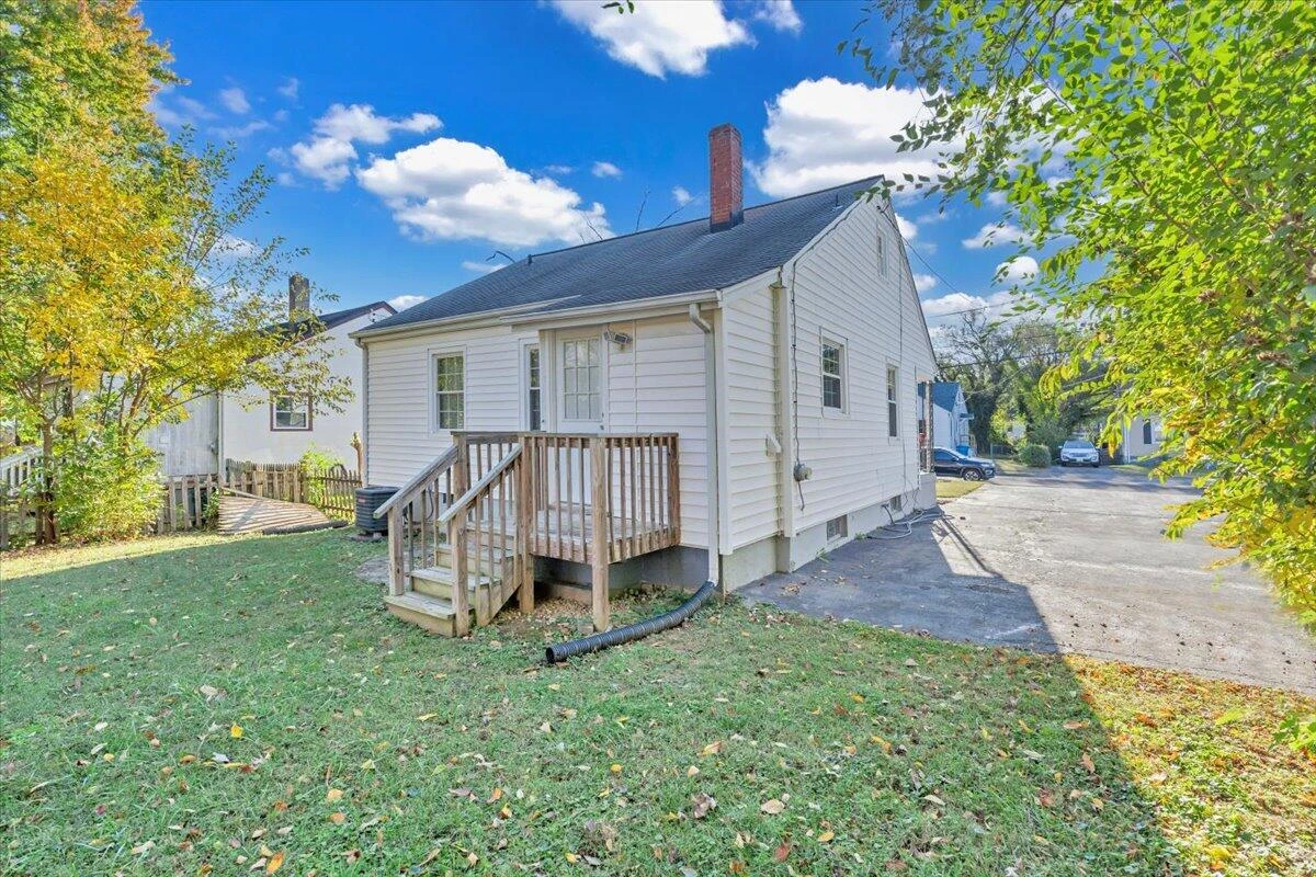 128 Courtney AVE NE - Photo 2