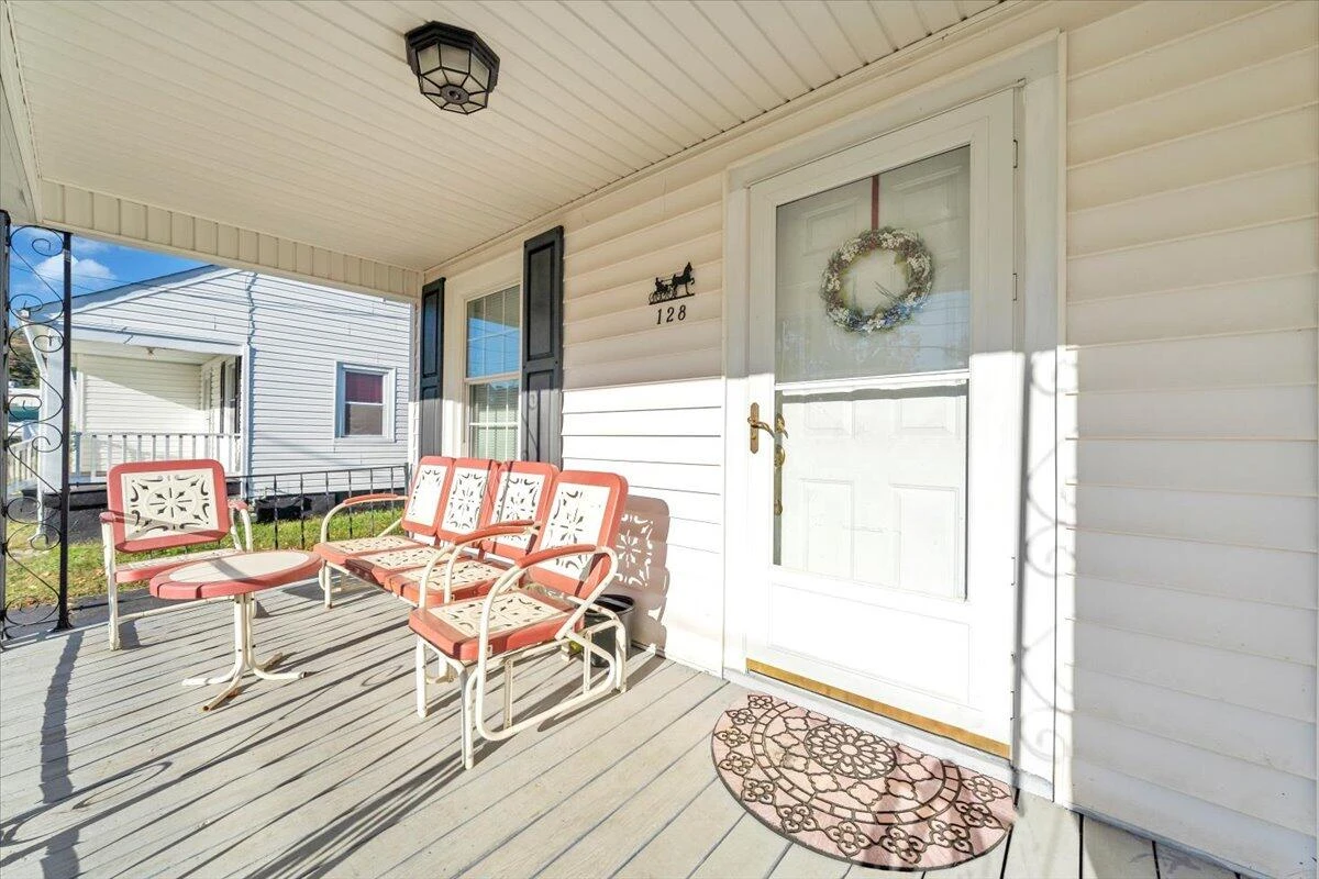 128 Courtney AVE NE - Photo 3