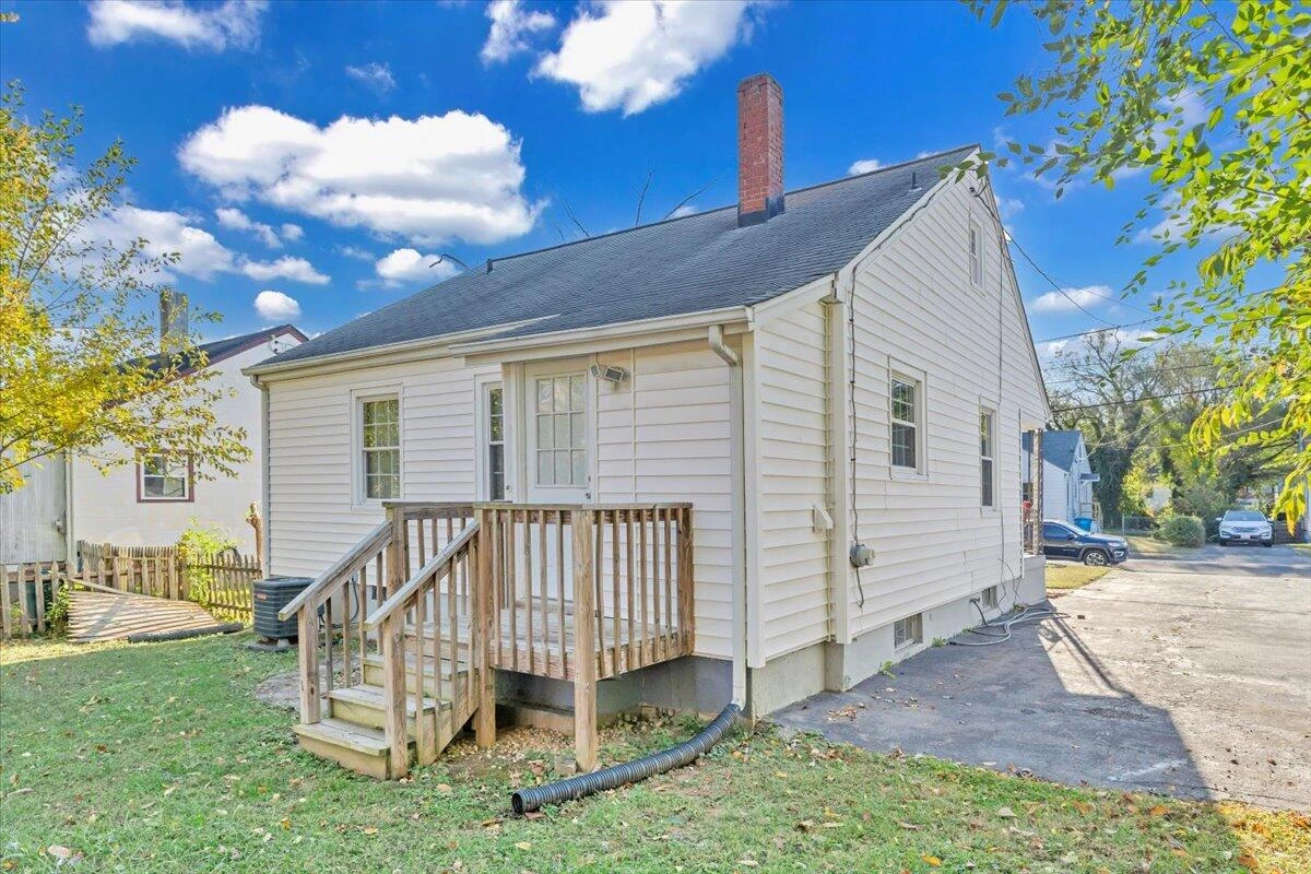 128 Courtney AVE NE - Photo 5
