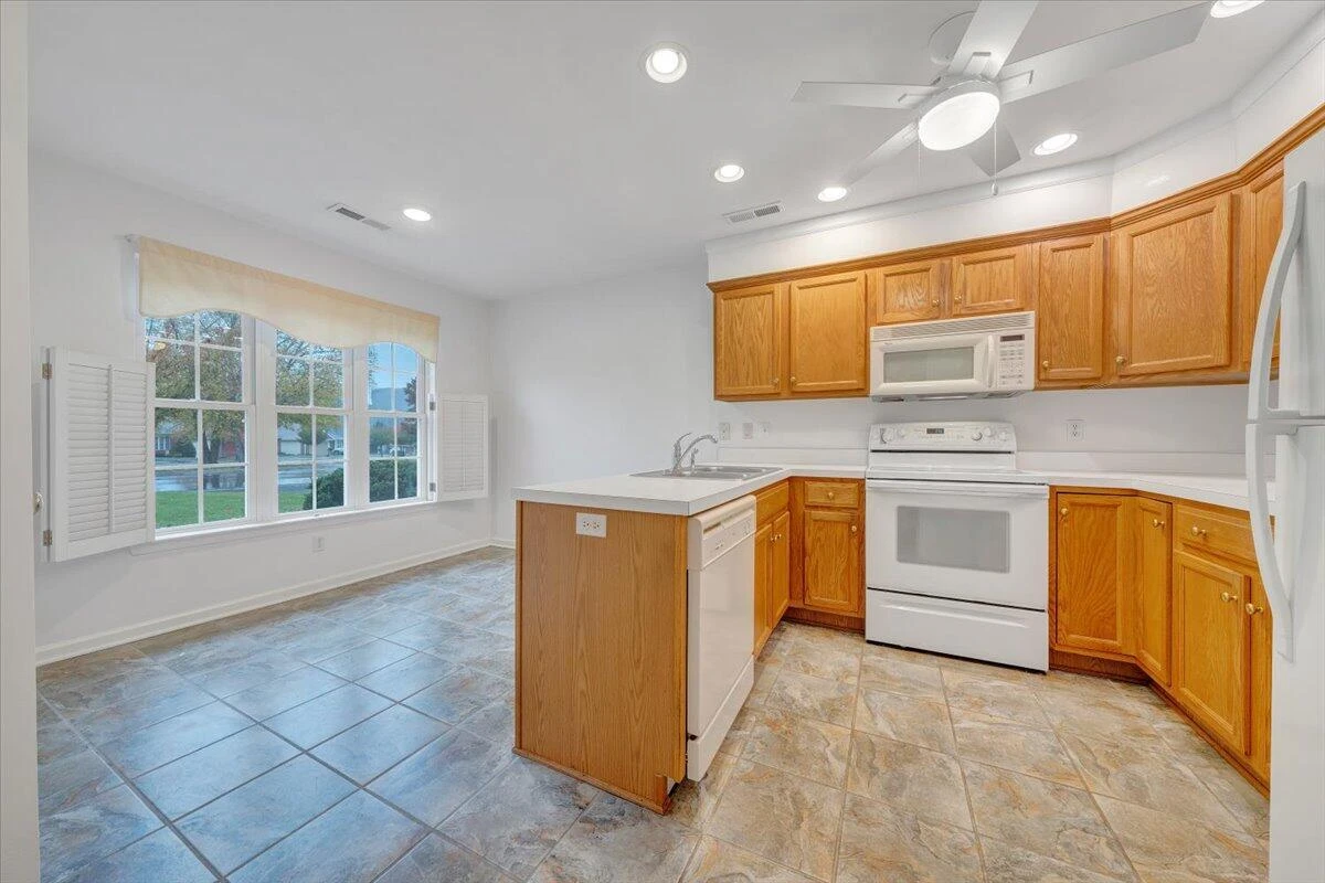 4558 Colonial Place DR - Photo 4