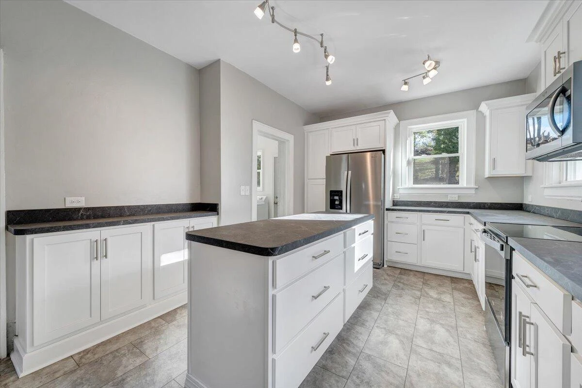 2027 Dale AVE SE - Photo 10