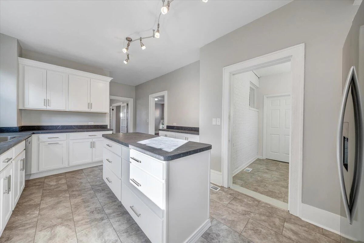 2027 Dale AVE SE - Photo 12
