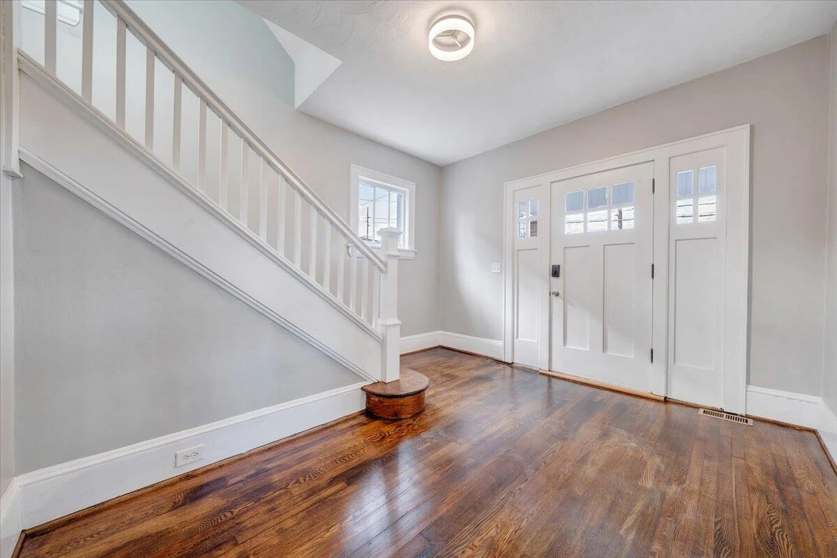 2027 Dale AVE SE - Photo 2