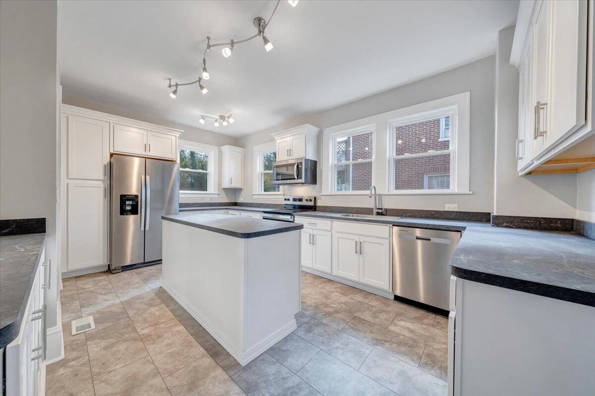 2027 Dale AVE SE - Photo 8
