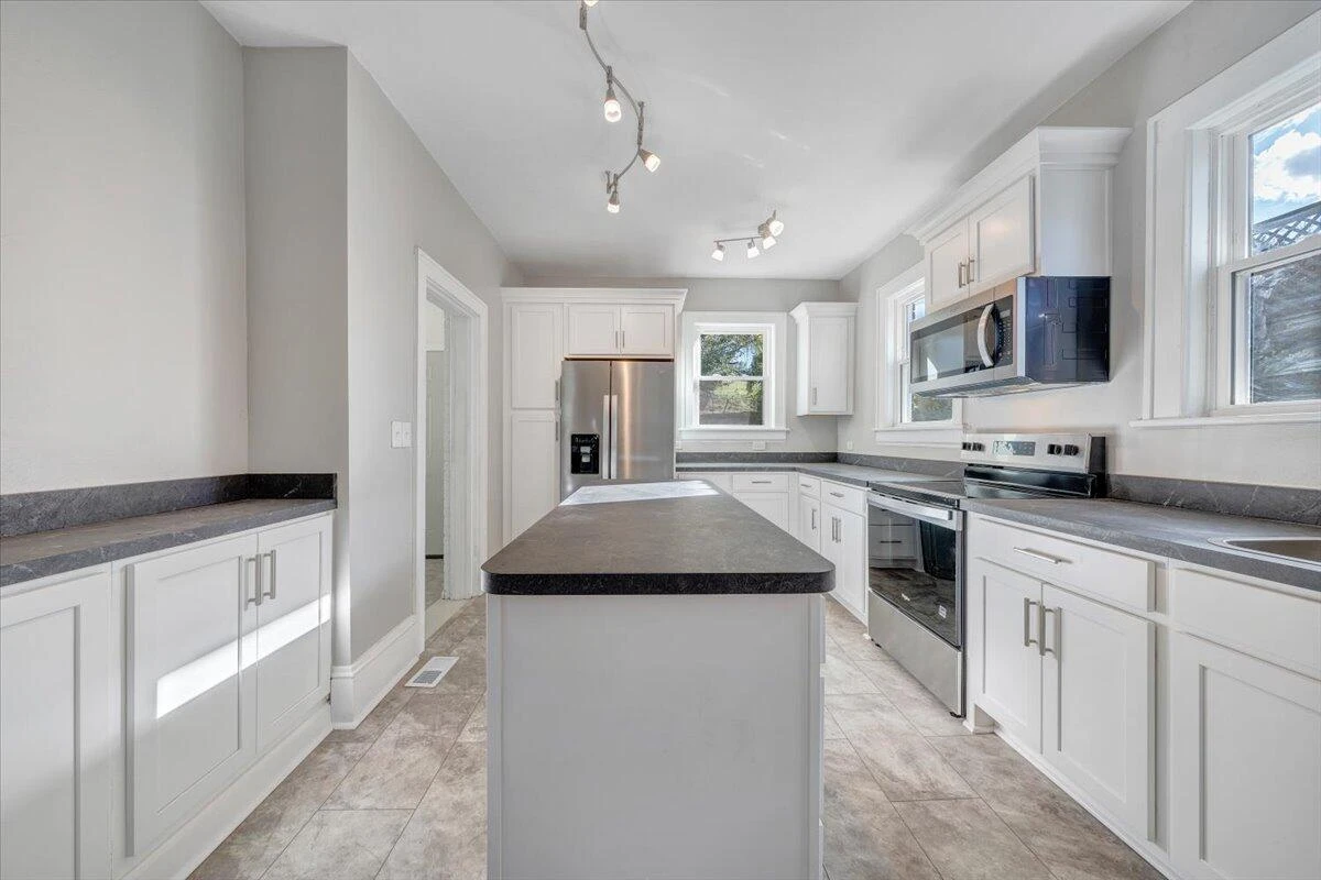 2027 Dale AVE SE - Photo 9