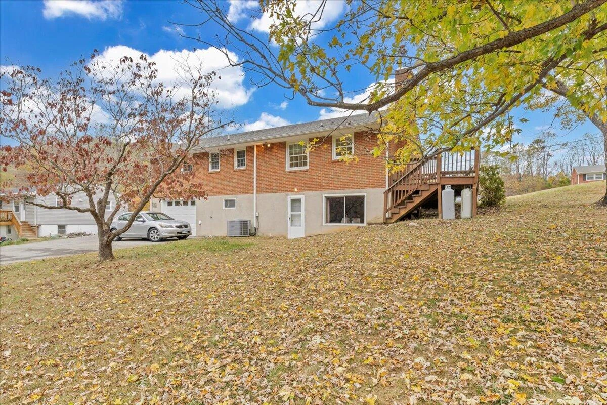 415 Dawnridge LN - Photo 32