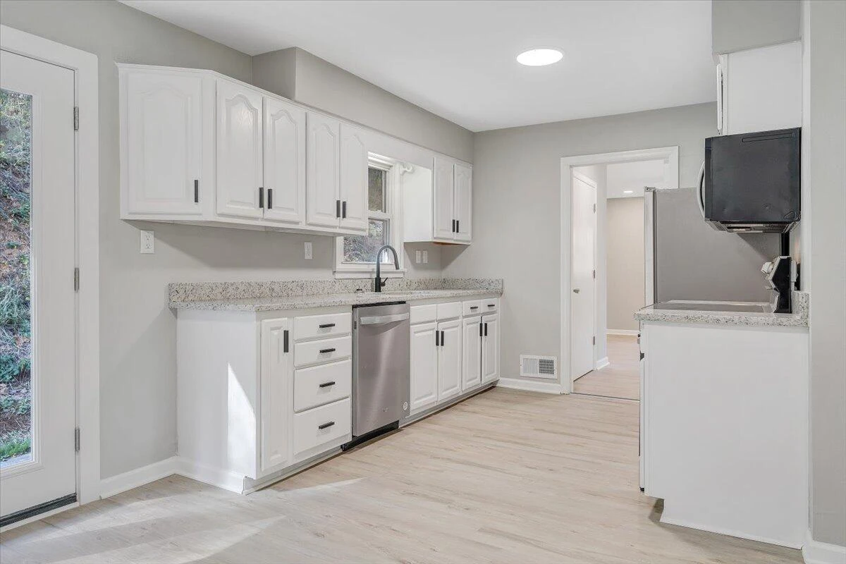 8633 Grassy Hill RD - Photo 9