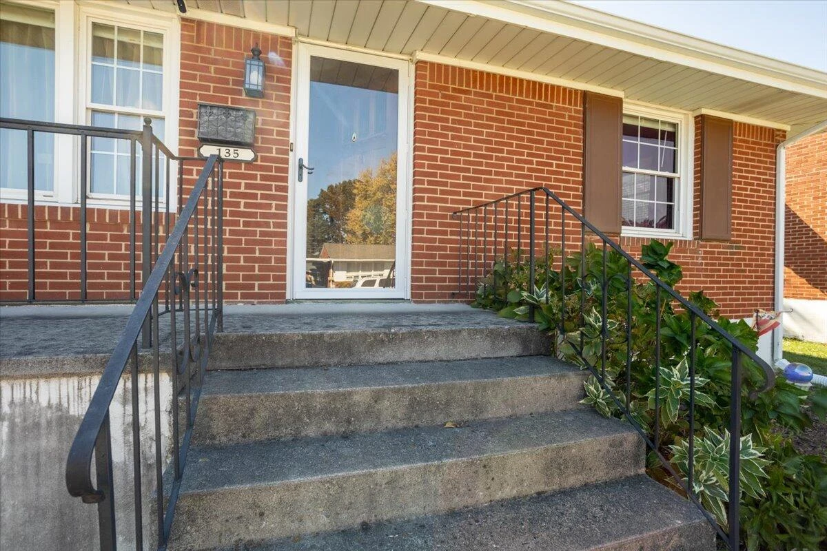 135 Christian AVE NE - Photo 3
