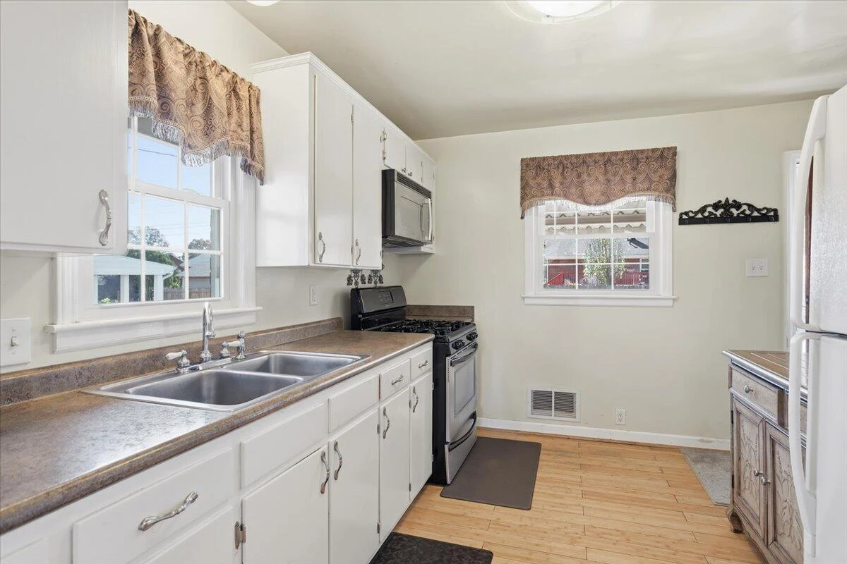 135 Christian AVE NE - Photo 5