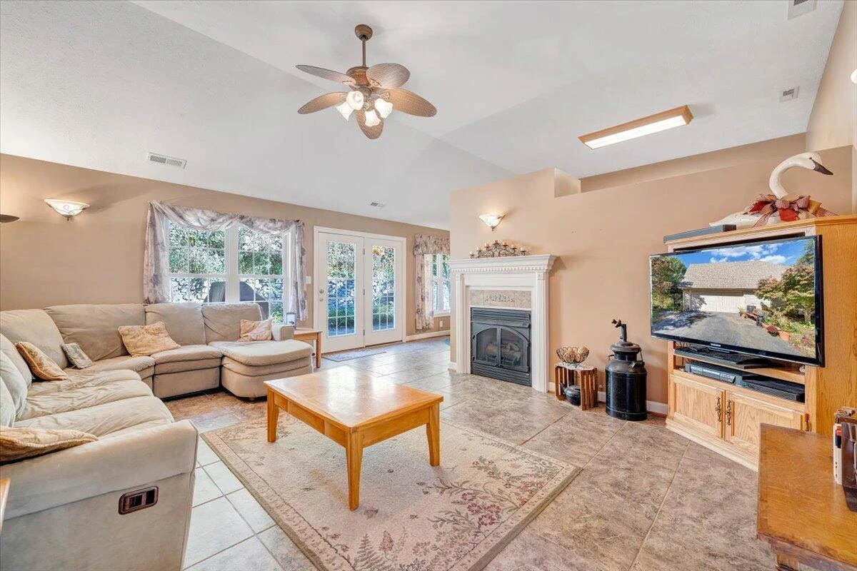 3085 Creekside DR - Photo 5