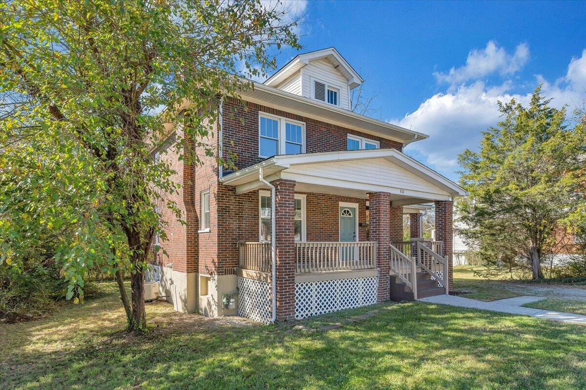 832 Queen AVE NW