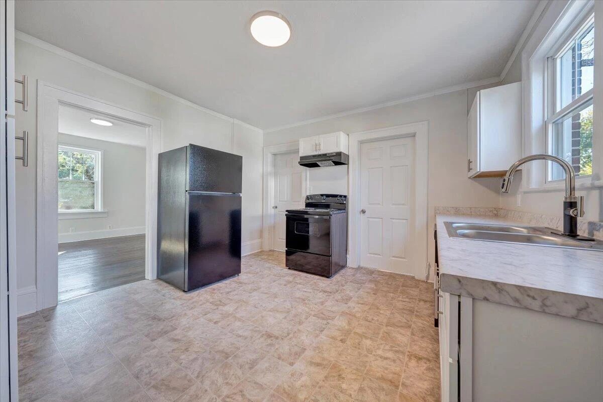 832 Queen AVE NW - Photo 10