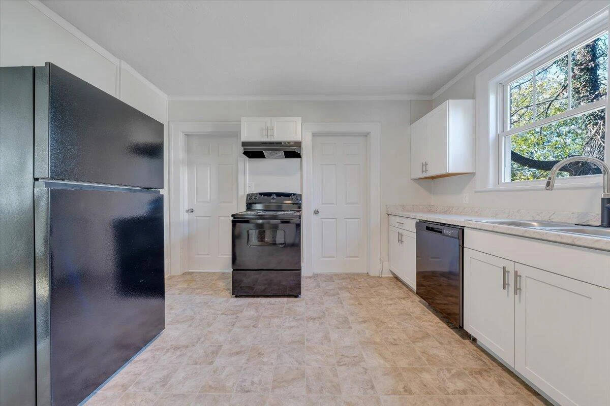 832 Queen AVE NW - Photo 11