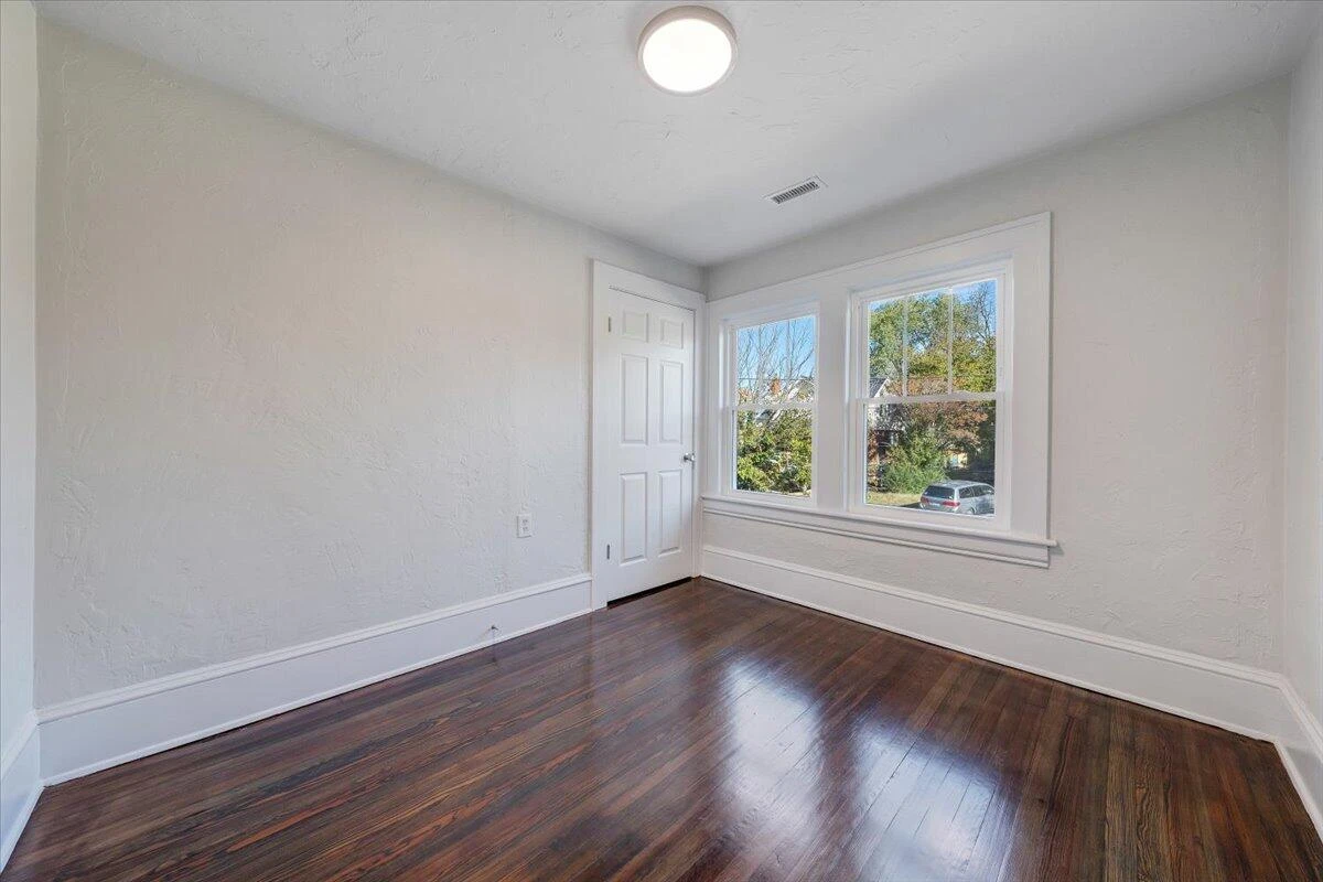 832 Queen AVE NW - Photo 15