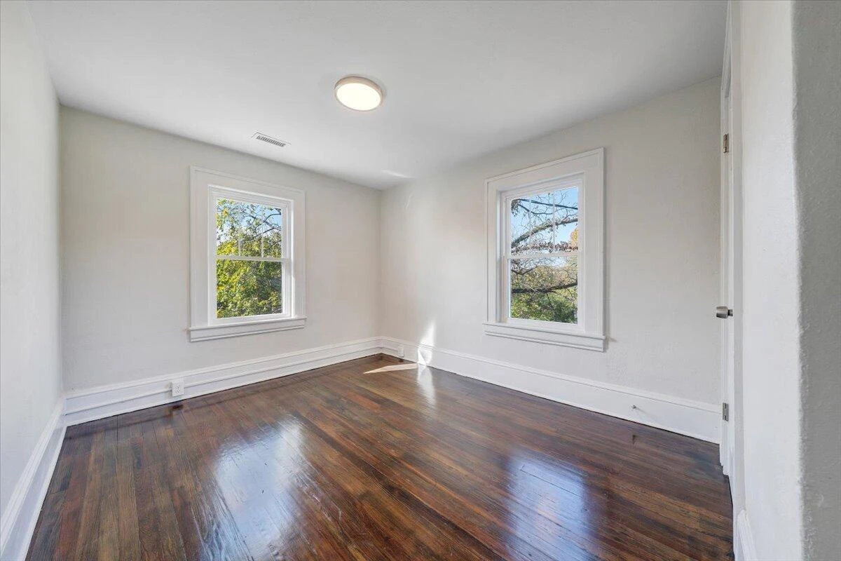 832 Queen AVE NW - Photo 16