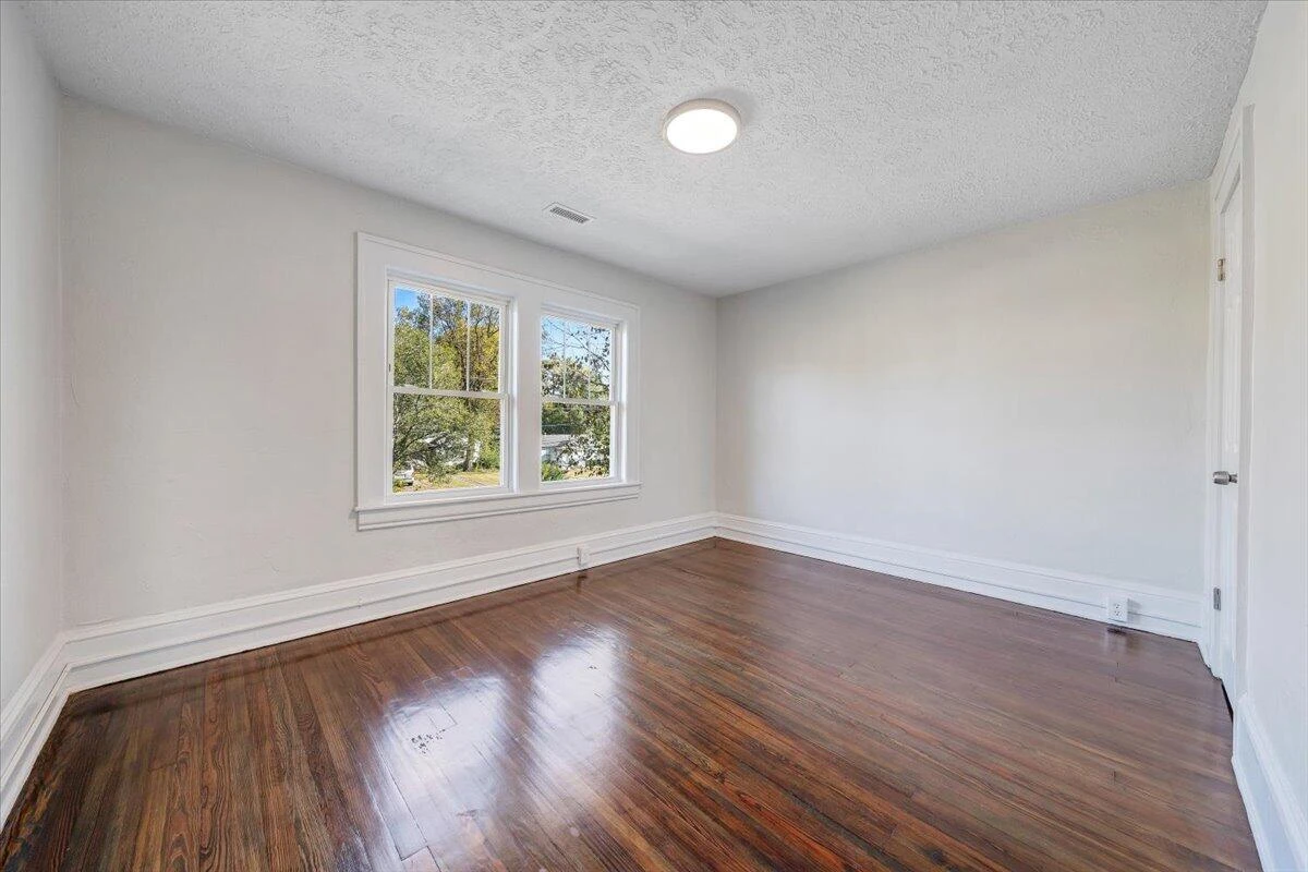 832 Queen AVE NW - Photo 17