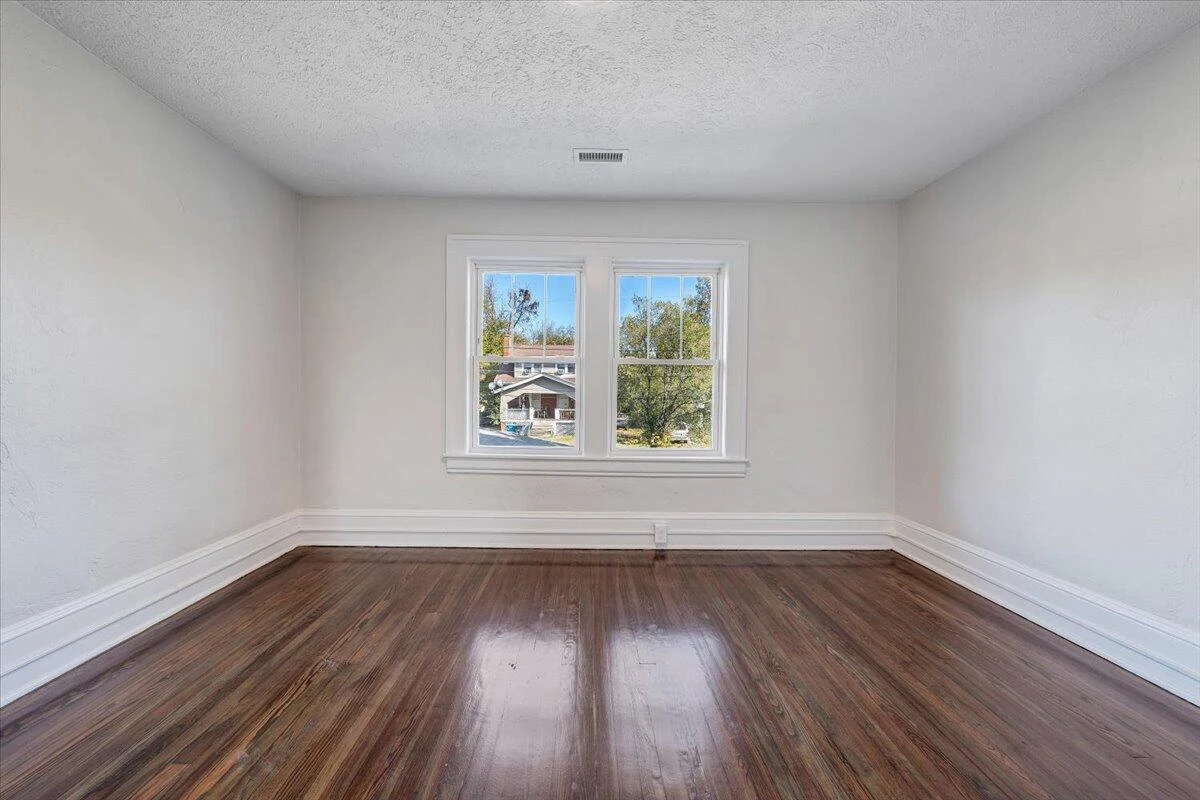 832 Queen AVE NW - Photo 18