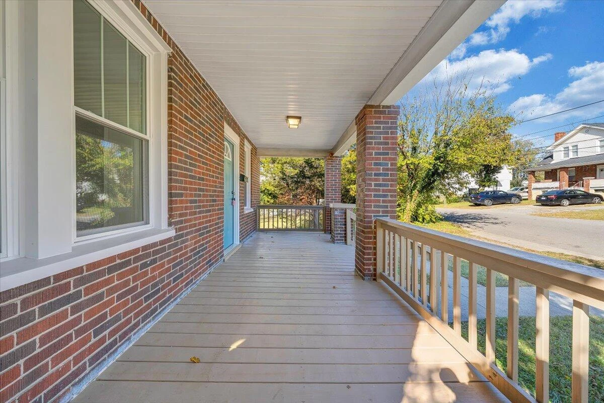 832 Queen AVE NW - Photo 2