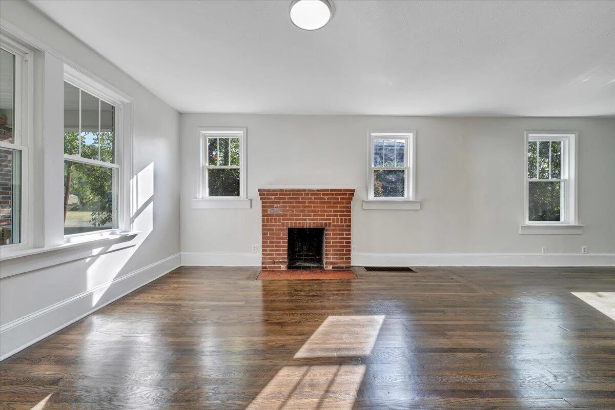 832 Queen AVE NW - Photo 4