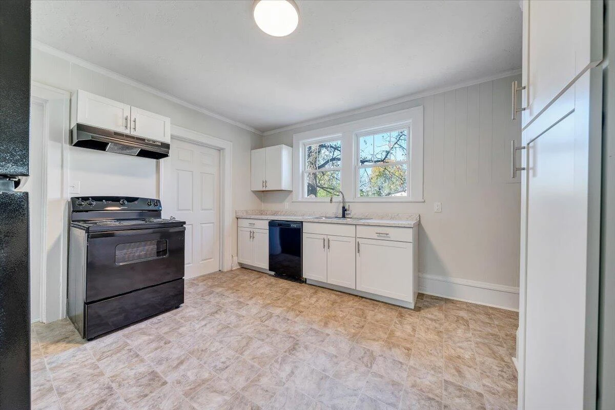 832 Queen AVE NW - Photo 8