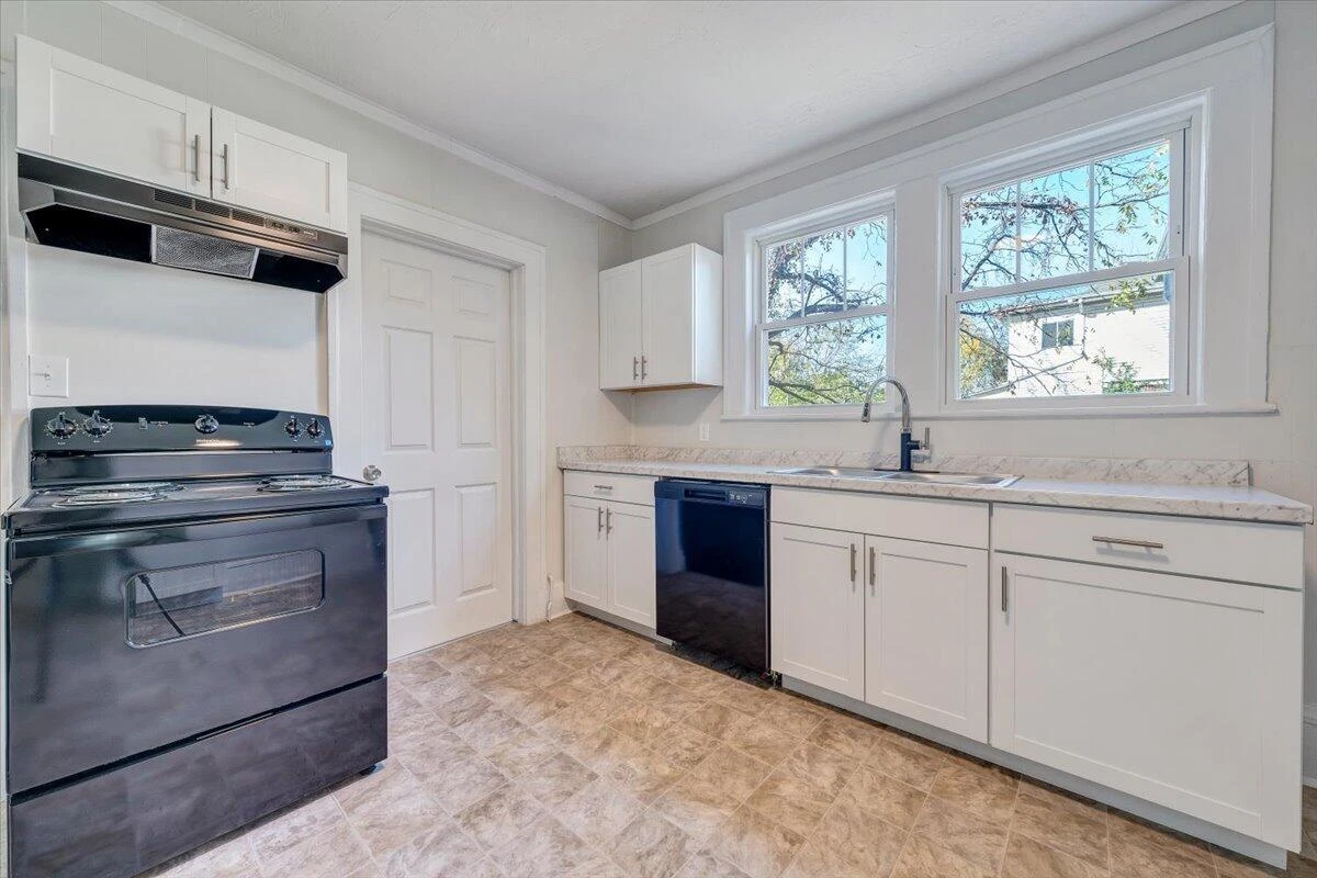 832 Queen AVE NW - Photo 9