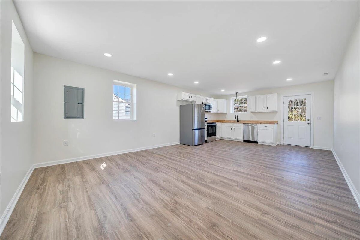 4407 NE Palmer AVE NE - Photo 2
