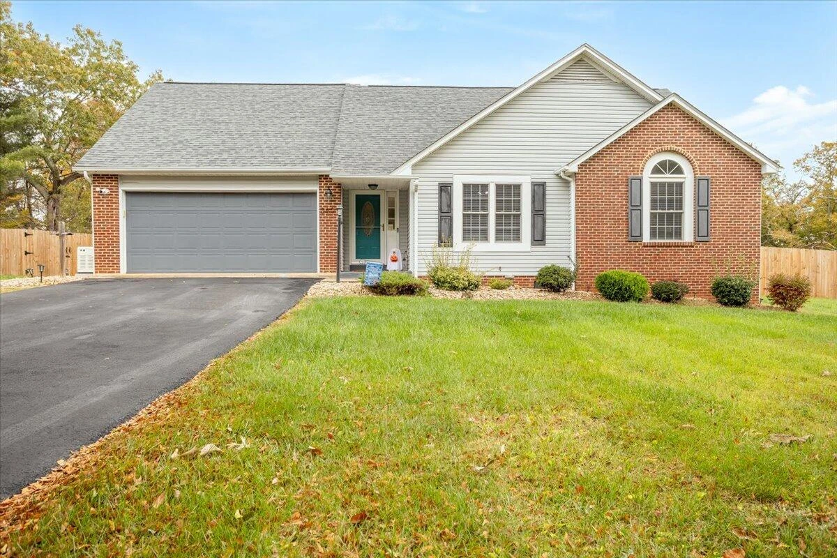 260 Leaning Oak RD