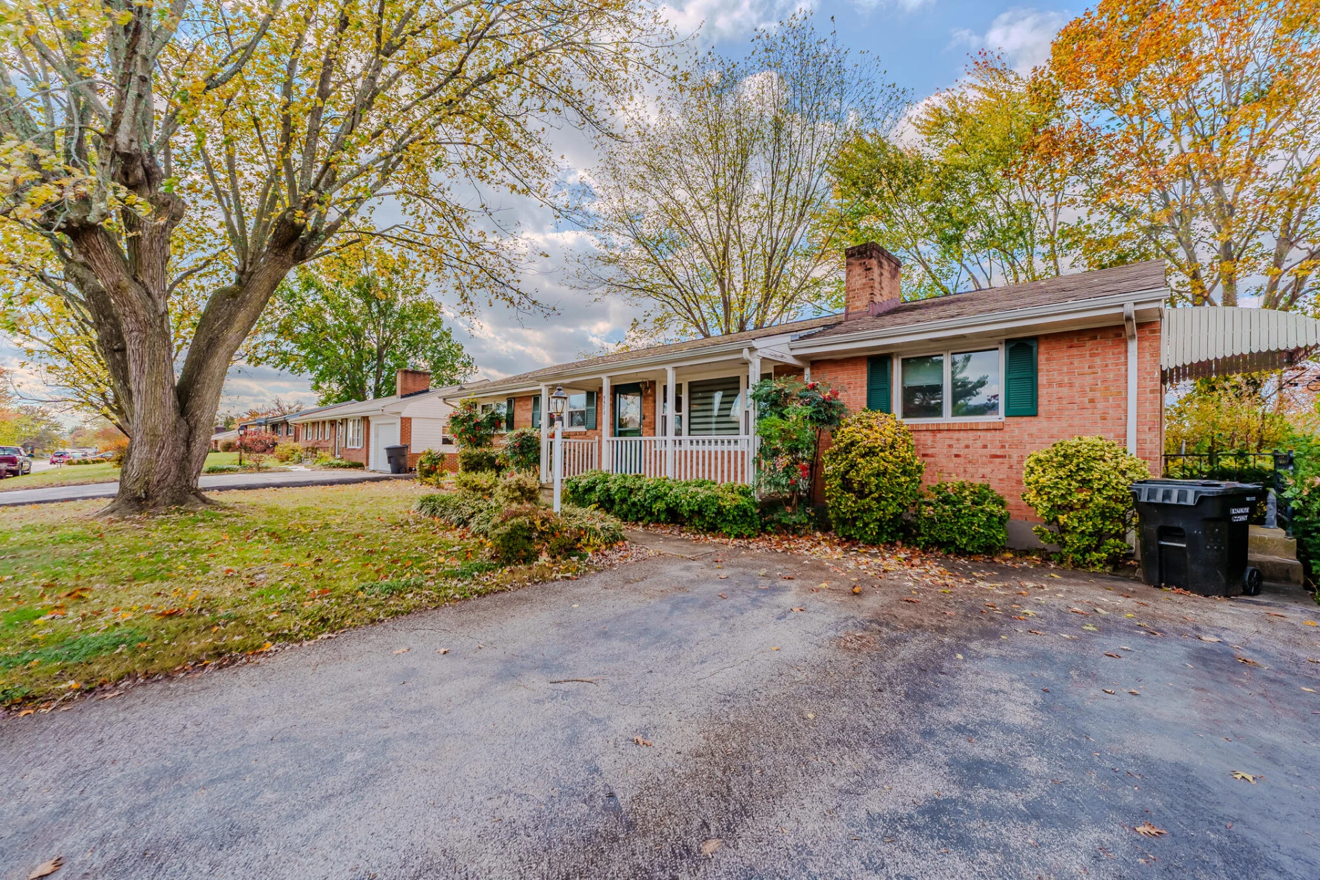 5570 Meadowcrest ST - Photo 2