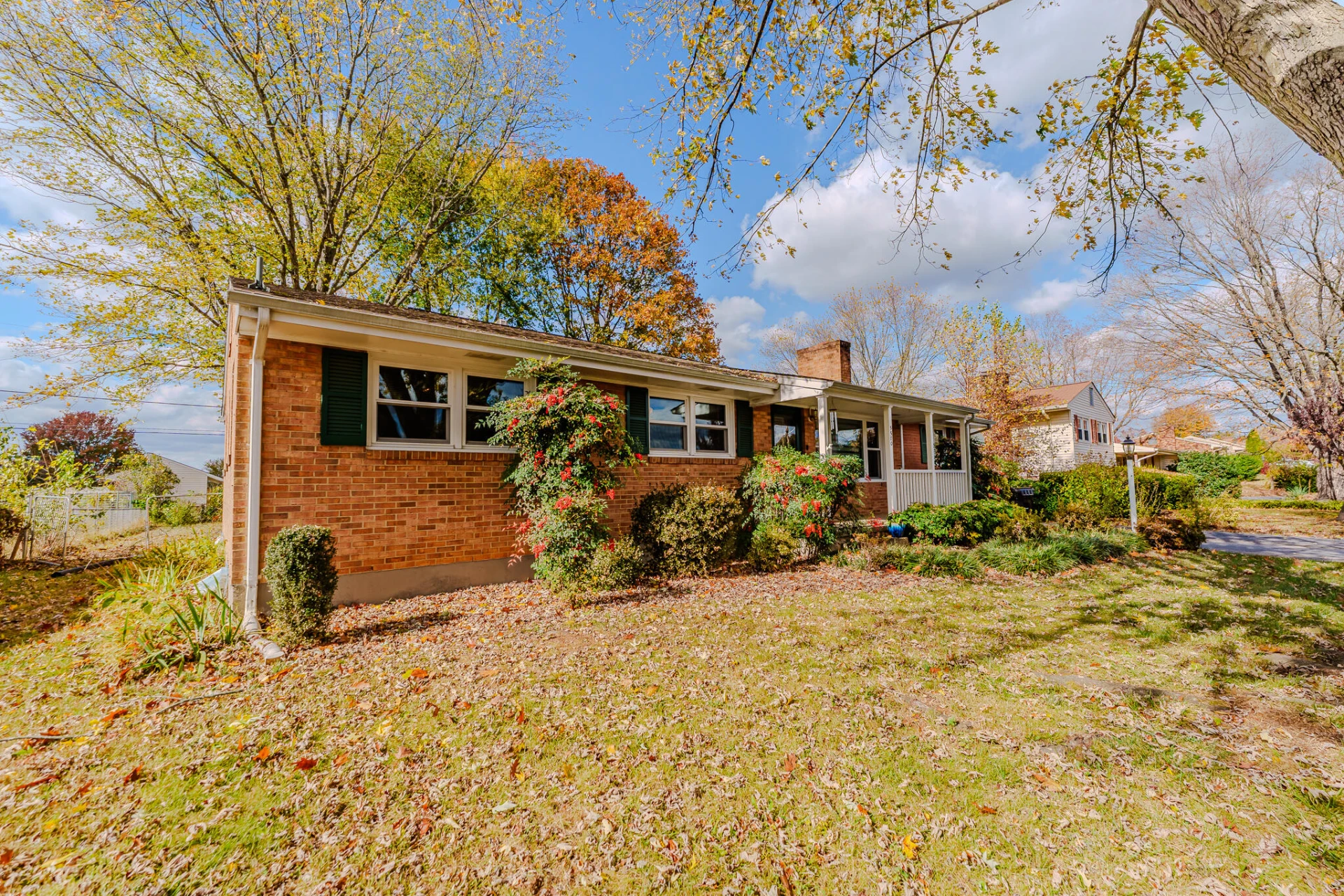 5570 Meadowcrest ST - Photo 3