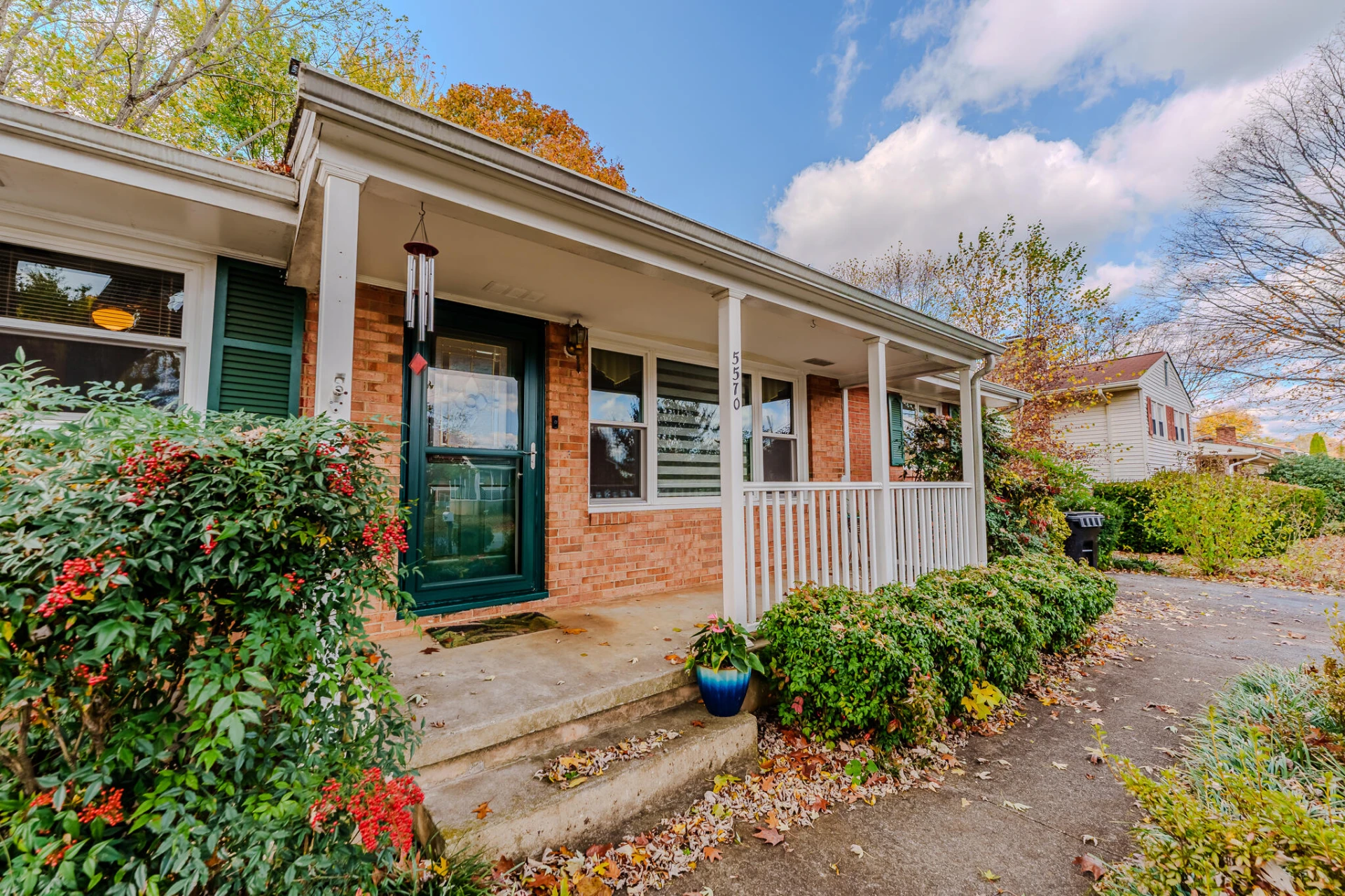 5570 Meadowcrest ST - Photo 4