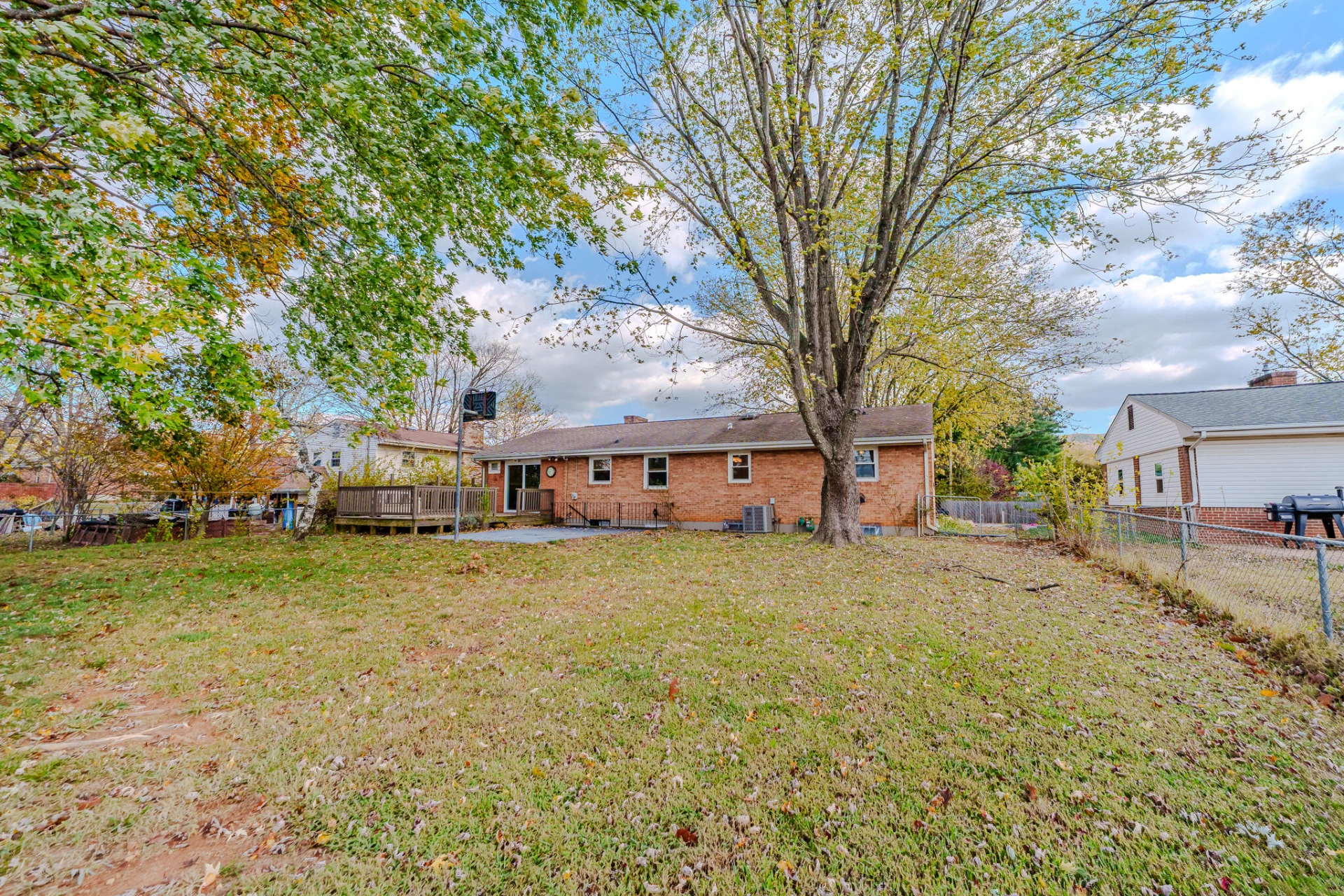 5570 Meadowcrest ST - Photo 6