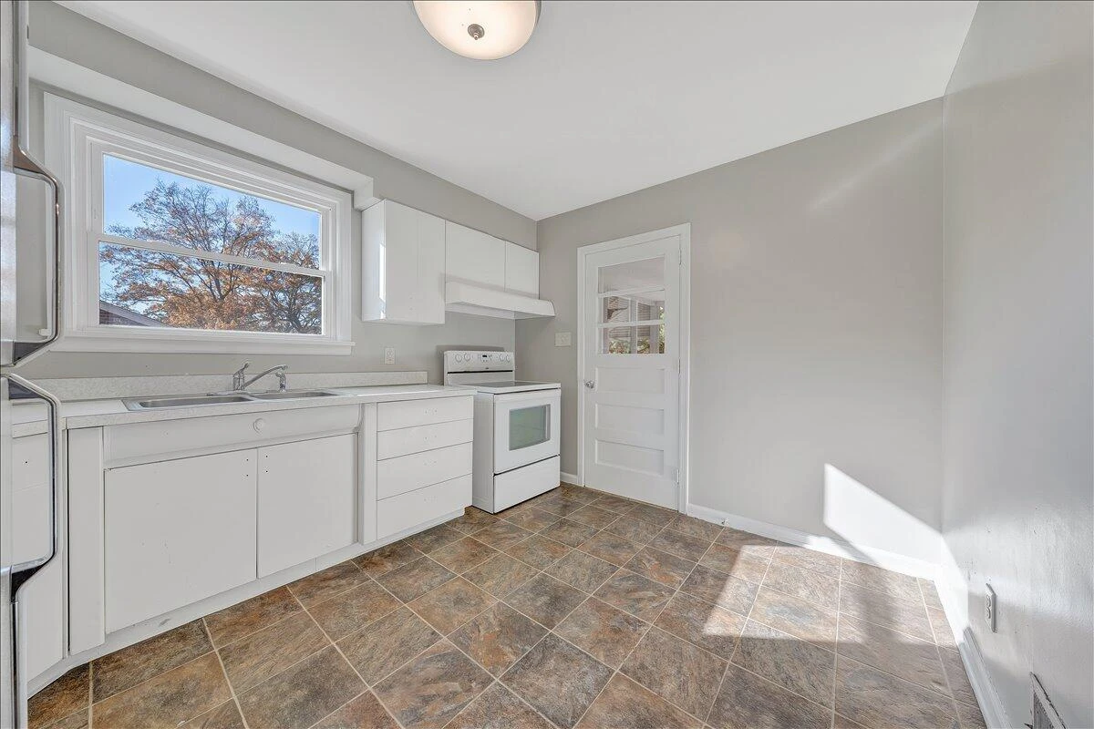 3041 Timberlane AVE - Photo 11
