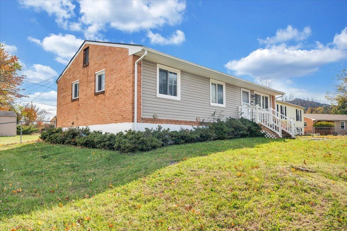 2224 Bailey AVE - Photo 3