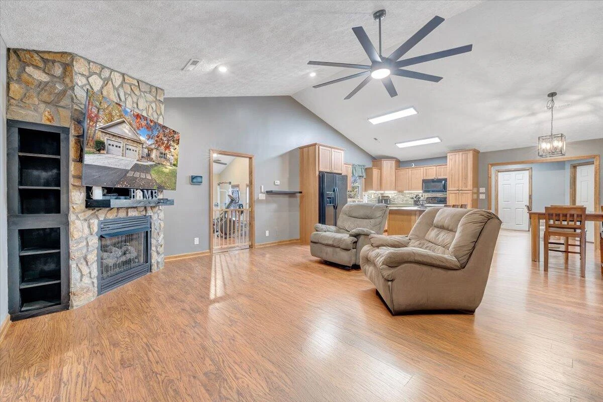 211 Woods Edge DR - Photo 4