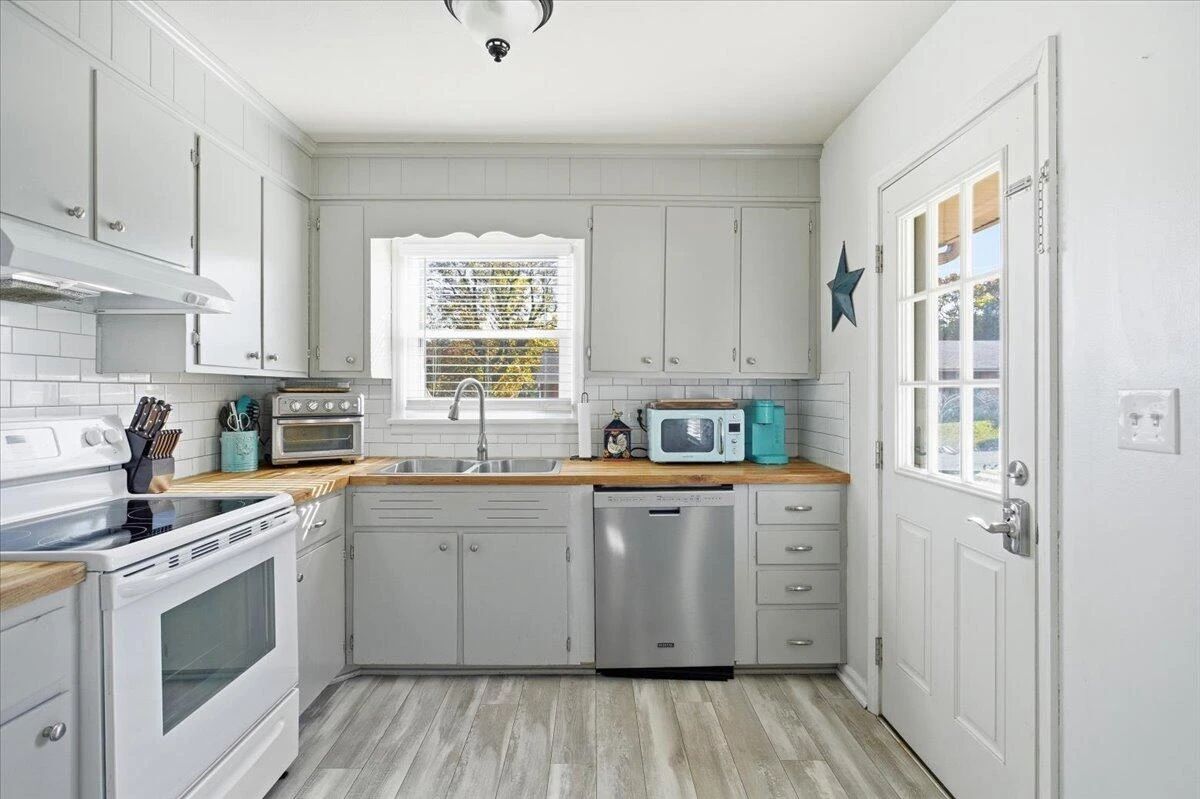 1406 Lancer DR - Photo 6