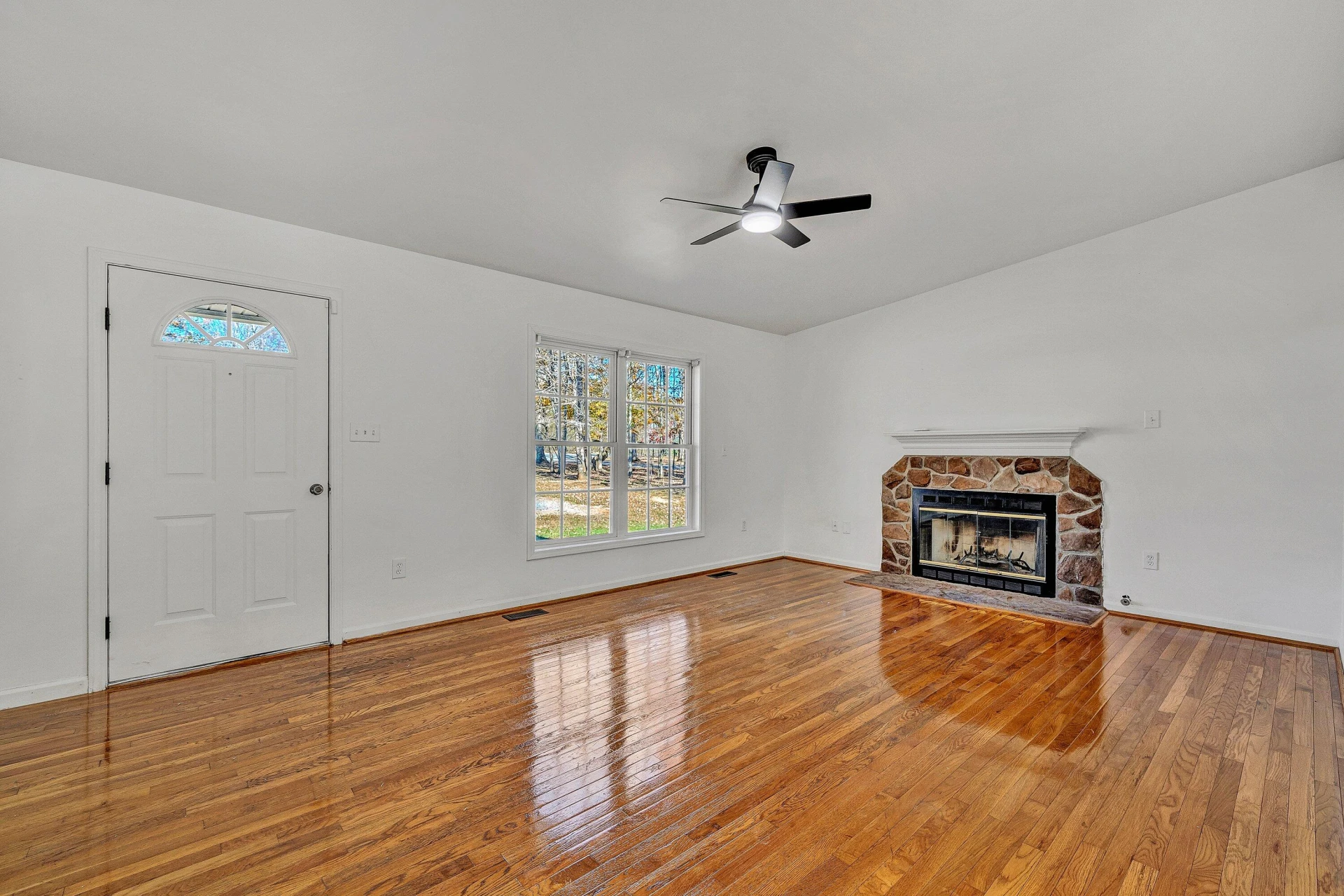 3949 Diamond Hill RD - Photo 3