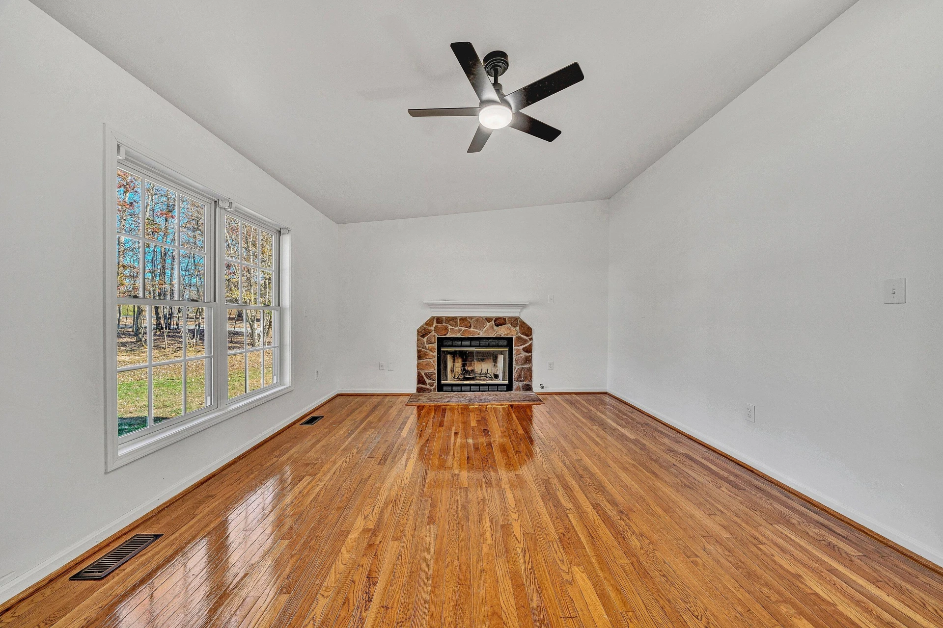 3949 Diamond Hill RD - Photo 4