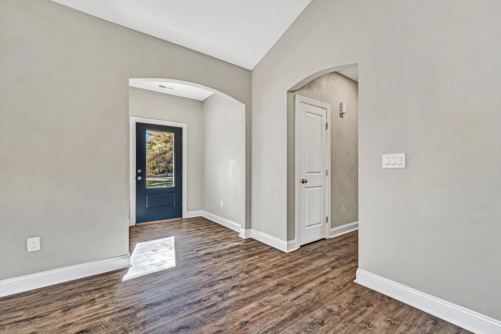 1120 Monterey RD NE - Photo 3