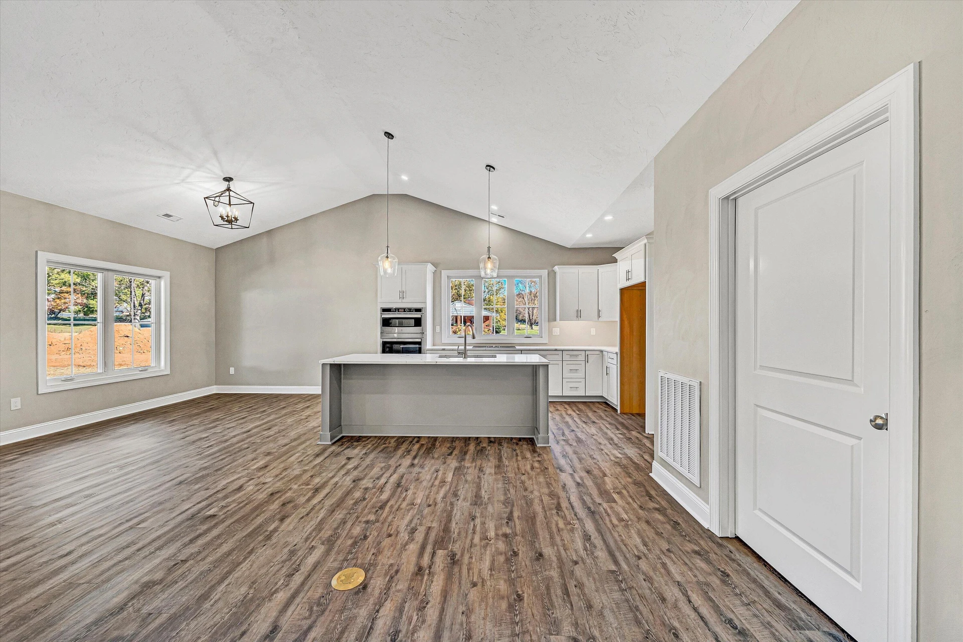 1120 Monterey RD NE - Photo 4