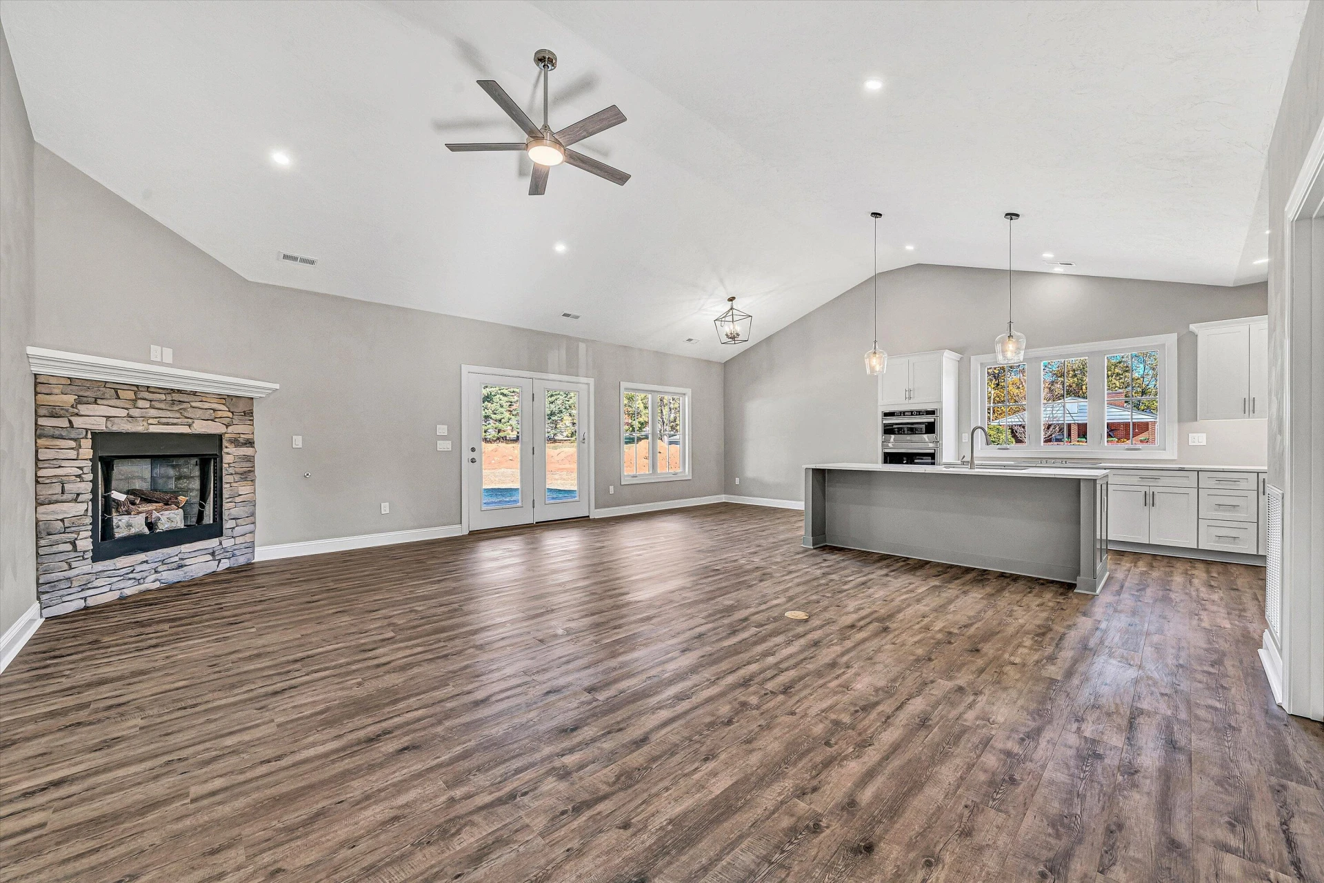 1120 Monterey RD NE - Photo 5