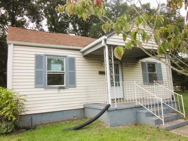 209 ROCKLAWN AVE - Photo 2